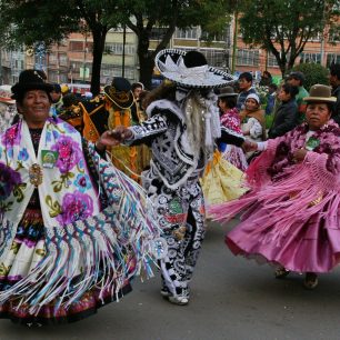 Tanec v tradičních kostýmech, La Paz, Bolívie