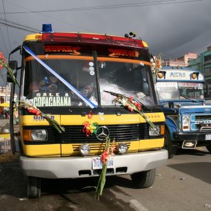 Posvěcený autobus odjíždí k jezeru Titicaca, La Paz, Bolívie