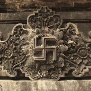 Evropana vždycky zaujme, když objeví tento zneužitý symbol i jinde, Bali, Indonésie