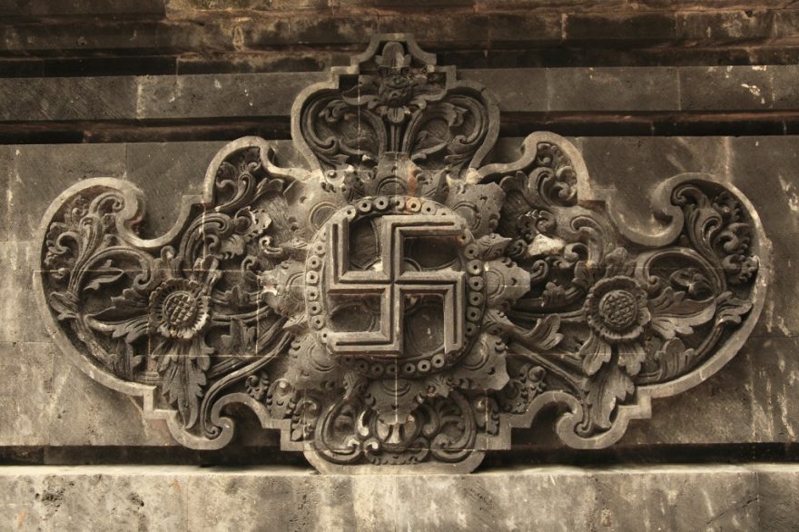 Evropana vždycky zaujme, když objeví tento zneužitý symbol i jinde, Bali, Indonésie