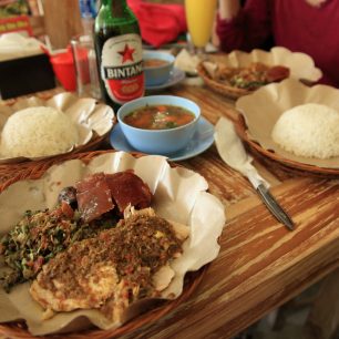 Nejproslavenější balijské jídlo "babi guling", Ubud, Bali, Indonésie