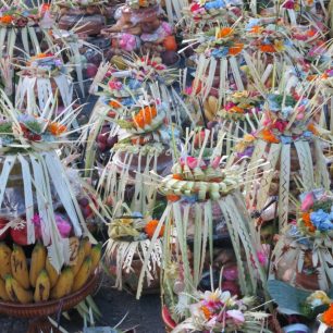 Obětiny přinášené na chrámovou bohoslužbu - puju (čti půdžu), Bali, Indonésie