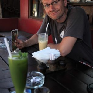 To zelené vpředu je mátový džus a byl dobrý! Ubud, Bali, Indonésie