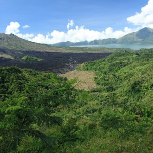 Pohled na sopku Batur cestou z vesnice Penalokanu ke Kintamani, Bali, Indonésie