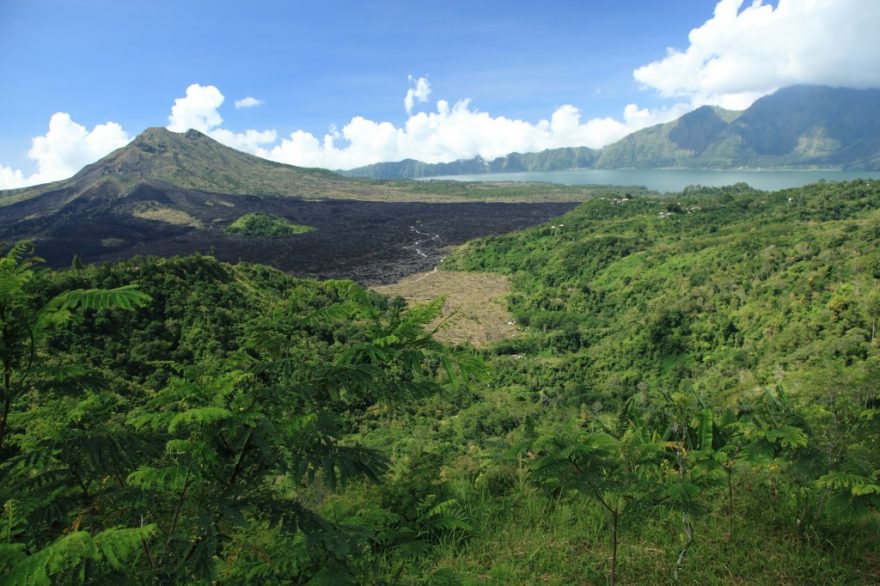 Pohled na sopku Batur cestou z vesnice Penalokanu ke Kintamani, Bali, Indonésie