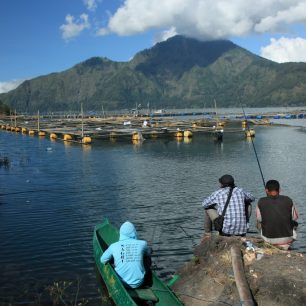 Sopka Batur, jezero Batur a rybáři, Bali, Indonésie