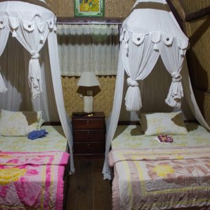 Tak takhle vypadalo naše bydlení v bamboo house v Kerti Inn v Padang Bai, Bali, Indonésie