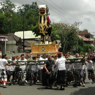 Průvod při veřejné kremaci, Ubud, Bali, Indonésie
