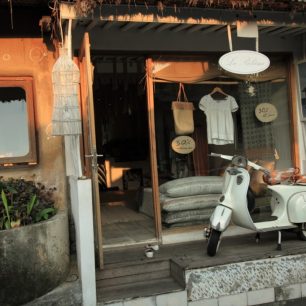 V Ubudu je plno vkusných obchůdků, Bali, Indonésie