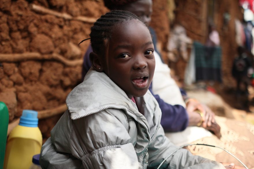 Dětství ve slumu není med, ale má i své radosti. Kibera, Nairobi, Keňa
