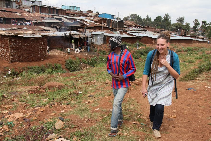 Na cestě slumem, Kibera, Nairobi, Keňa