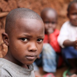 Někteří do slumu přicházejí, jiní se v něm hned rodí. Kibera, Nairobi, Keňa