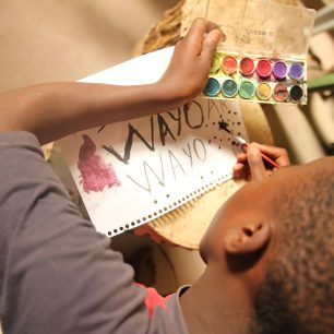 Pomocí umění se dají měnit životní hodnoty. Kibera, Nairobi, Keňa