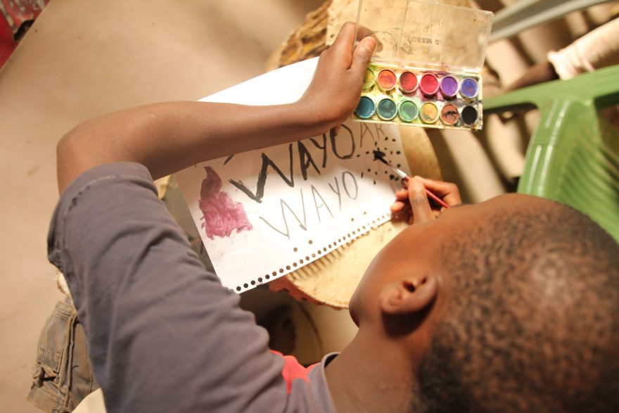 Pomocí umění se dají měnit životní hodnoty. Kibera, Nairobi, Keňa