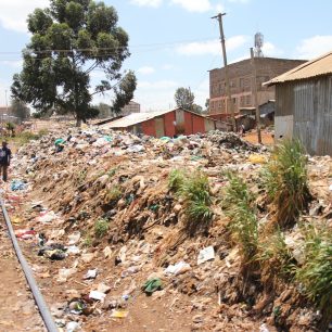 Hromady odpadků. Kibera, Nairobi, Keňa