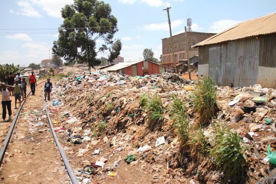 Hromady odpadků. Kibera, Nairobi, Keňa