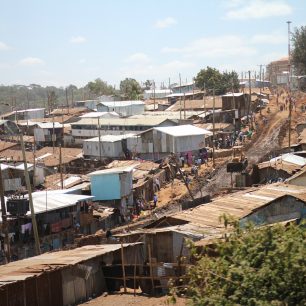 Pohled na část slumu Kibera, Nairobi, Keňa