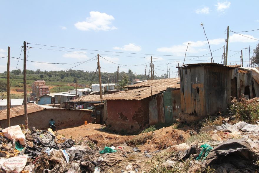 Tradiční ilegální stavba ve slumu. Kibera, Nairobi, Keňa