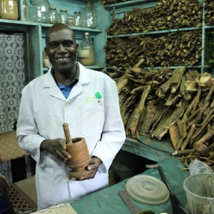 Lazarus a jeho přírodní alchymistická dílna. Jeden z příběhů budoucího filmu. Kibera, Nairobi, Keňa