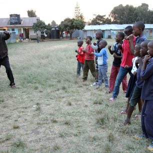 Sebeobrana v podání Tankera, hvězdy boxu ze slumu. Kibera, Nairobi, Keňa