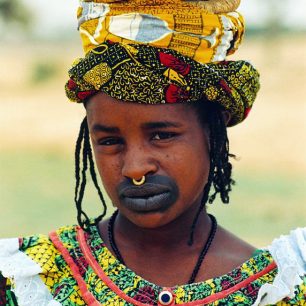 Typické bambarské tetování kolem rtů a zdobení nosu.  Mali