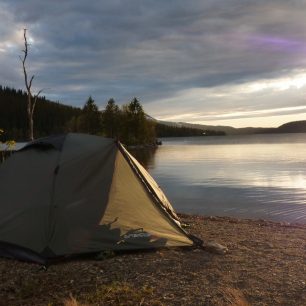 Kempování a západ slunce nad jezerem Hensjön, Švédsko