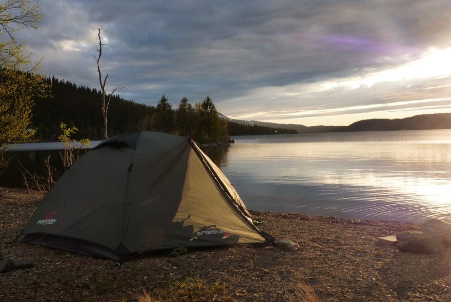 Kempování a západ slunce nad jezerem Hensjön, Švédsko