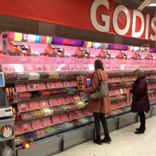 Stojany plné bonbónů v supermarketu, Švédsko