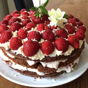 Jahodový dort se šlehačkou nesmí chybět na žádné oslavě letního slunovratu, Švédsko
