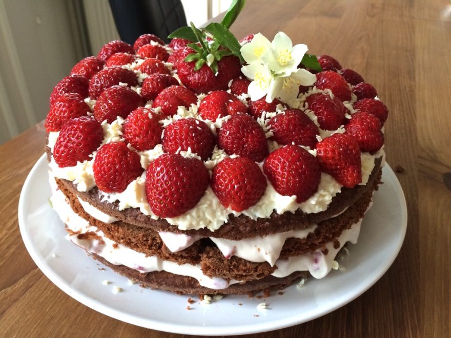 Jahodový dort se šlehačkou nesmí chybět na žádné oslavě letního slunovratu, Švédsko