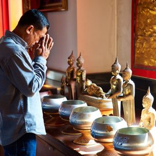 Buddhismus klade důraz na respekt, toleranci a mír. Thajsko