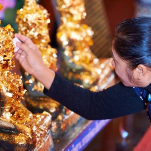 Na sochy Buddhů lepí lidé tenounké zlaté plíšky. Thajsko
