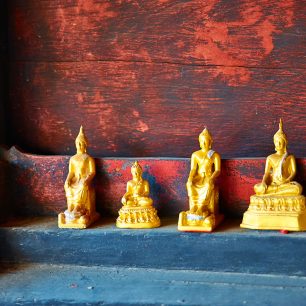 Všude, kde se jen člověk podívá, nalezne v chrámu vedle velkých soch i malé sošky Buddhů. Thajsko