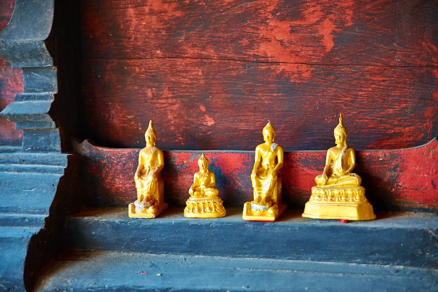 Všude, kde se jen člověk podívá, nalezne v chrámu vedle velkých soch i malé sošky Buddhů. Thajsko