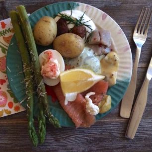 Velikonoční předkrm – nakládané sledě v hořčičné omáčce, v jogurtu, v nálevu s brusinkami, vajíčko s krevetovým koktejlem, uzený losos, zakysaná smetana s pažitkou, nové brambory a chřest, Švédsko