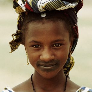 Bambarská dívka na cestě k daleké studni. Mali
