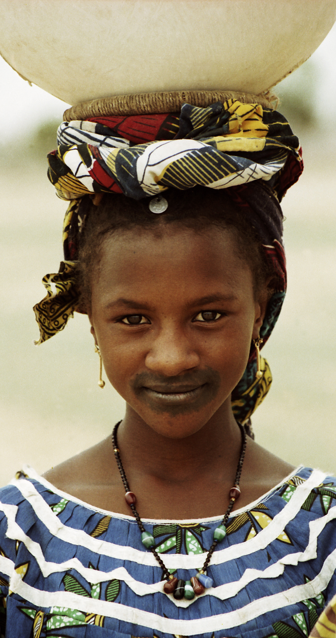 Bambarská dívka na cestě k daleké studni. Mali