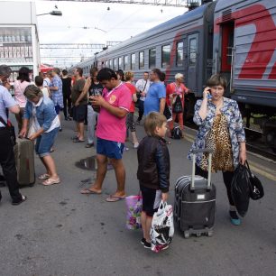 Ruch před nástupem do vlaku, Transsibiřská magistrála, Rusko 