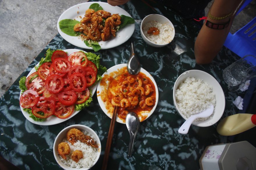 Na ulici si můžete dát krevety, Halong bay, Vietnam