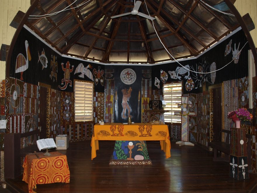 Interiér kostela mísící křesťanské a nativní prvky, Bathurst, Austrálie