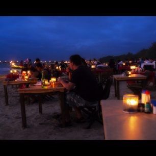 Večeře na pláži, Bali, Indonésie