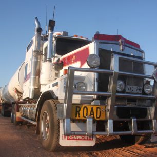 Typický australský road train, rudé centrum Austrálie