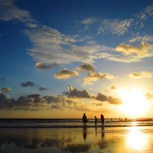 Západ slunce na pláži, Bali, Indonésie