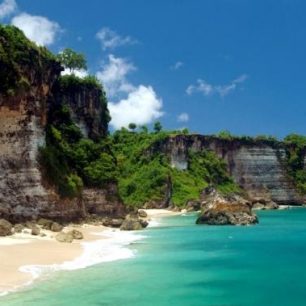 Pláž Uluwatu, Bali, Indonésie