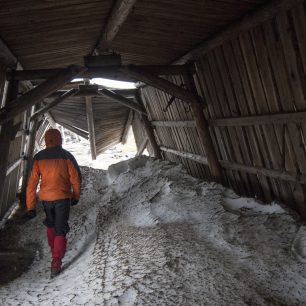 Dřevěný "tunel" nad kolejemi sloužil k tomu, aby vlak projel i když nasněží několik metrů sněhu, Špicberky