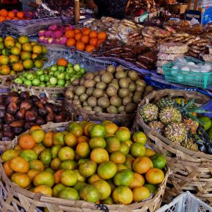 Čerstvé ovoce na trhu, Bali, Indonésie