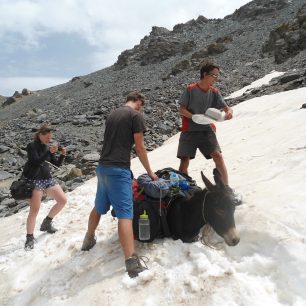 Postup s oslíkem přes zbytky sněhu, Kyrgyzstán