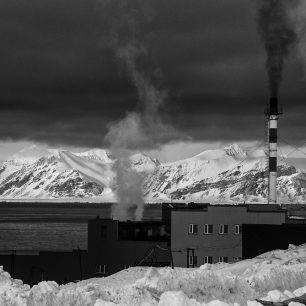 Věčný kouř z teplárny, Barentsburg, Svalbard