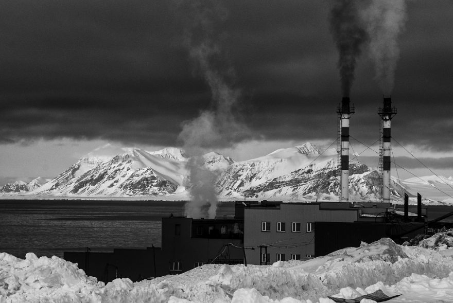 Věčný kouř z teplárny, Barentsburg, Svalbard