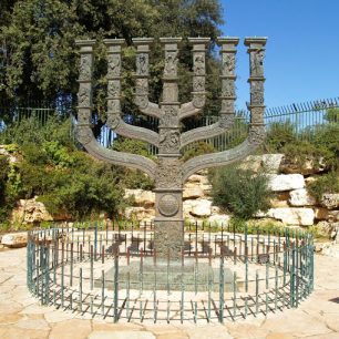 Menora stojící před Knesetem (Izraelským parlamentem), Izrael